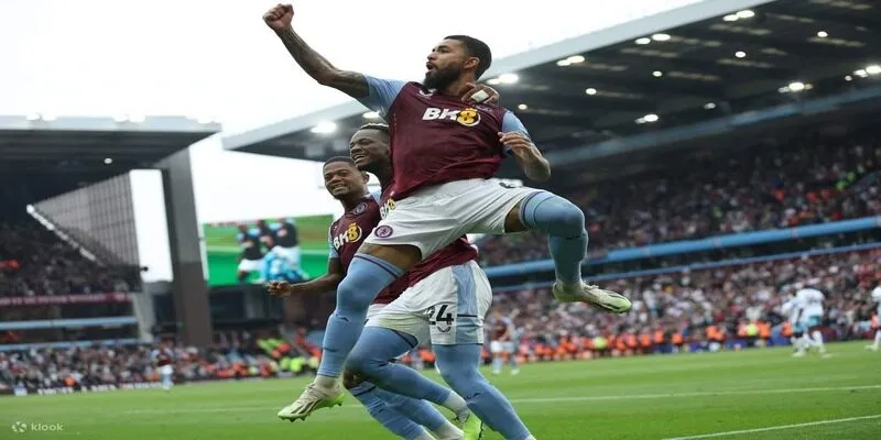 Aston Villa thi đấu trên sân nhà Villa Park trước hàng vạn cổ động viên cuồng nhiệt