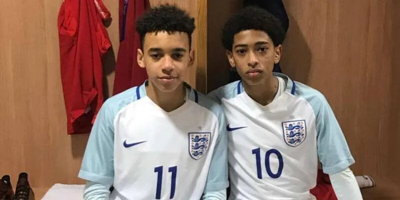 Jamal Musiala (11) từng khoác áo đội trẻ Anh cùng Jude Bellingham