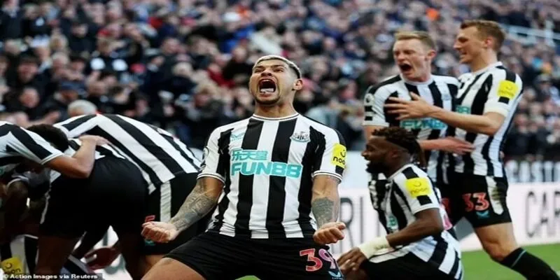 Newcastle United ăn mừng chiến thắng đầy cảm xúc