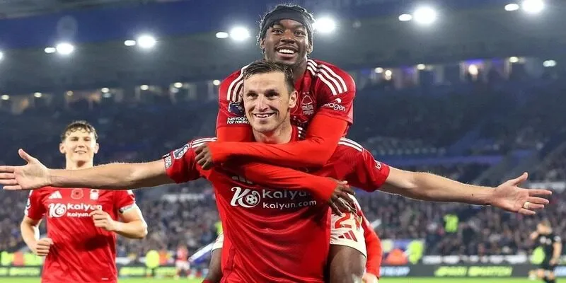 Nottingham Forest cùng người hâm mộ tạo nên bầu không khí sôi động