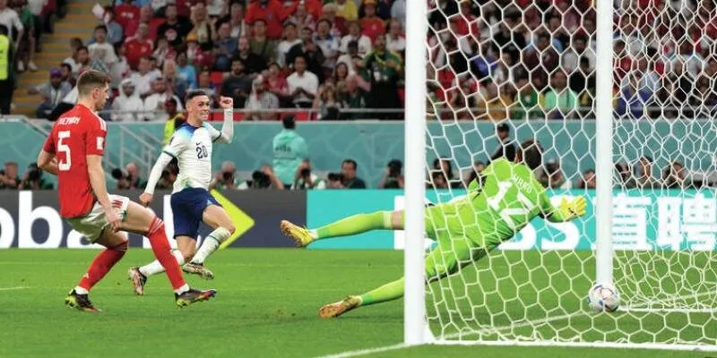 Phil Foden ghi bàn cho ĐT Anh vào lưới Xứ Wales ở World Cup 2022