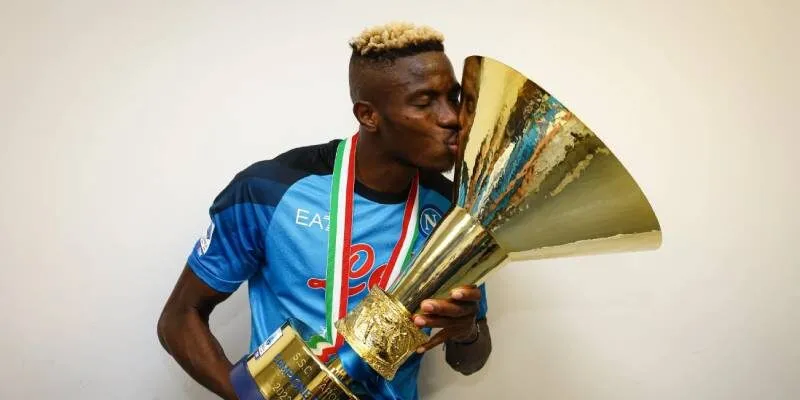 Victor Osimhen ăn mừng danh hiệu Serie A trong màu áo Napoli