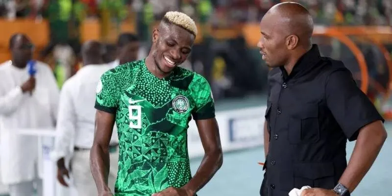 Victor Osimhen được chính thần tượng Drogba căn dặn chỉ bảo