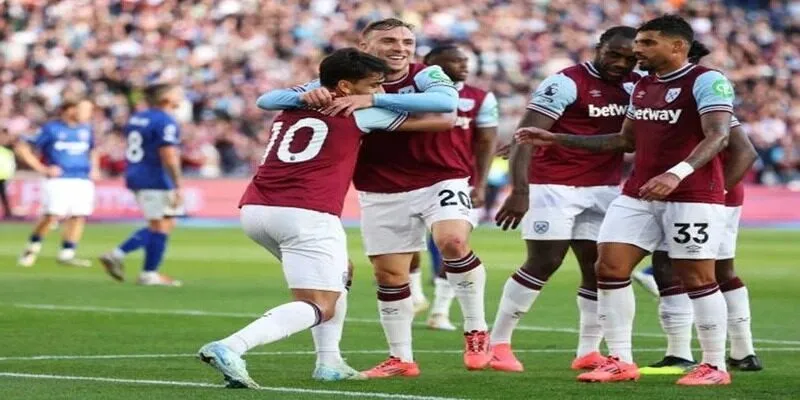 West Ham United thi đấu tại sân vận động London Stadium hiện đại
